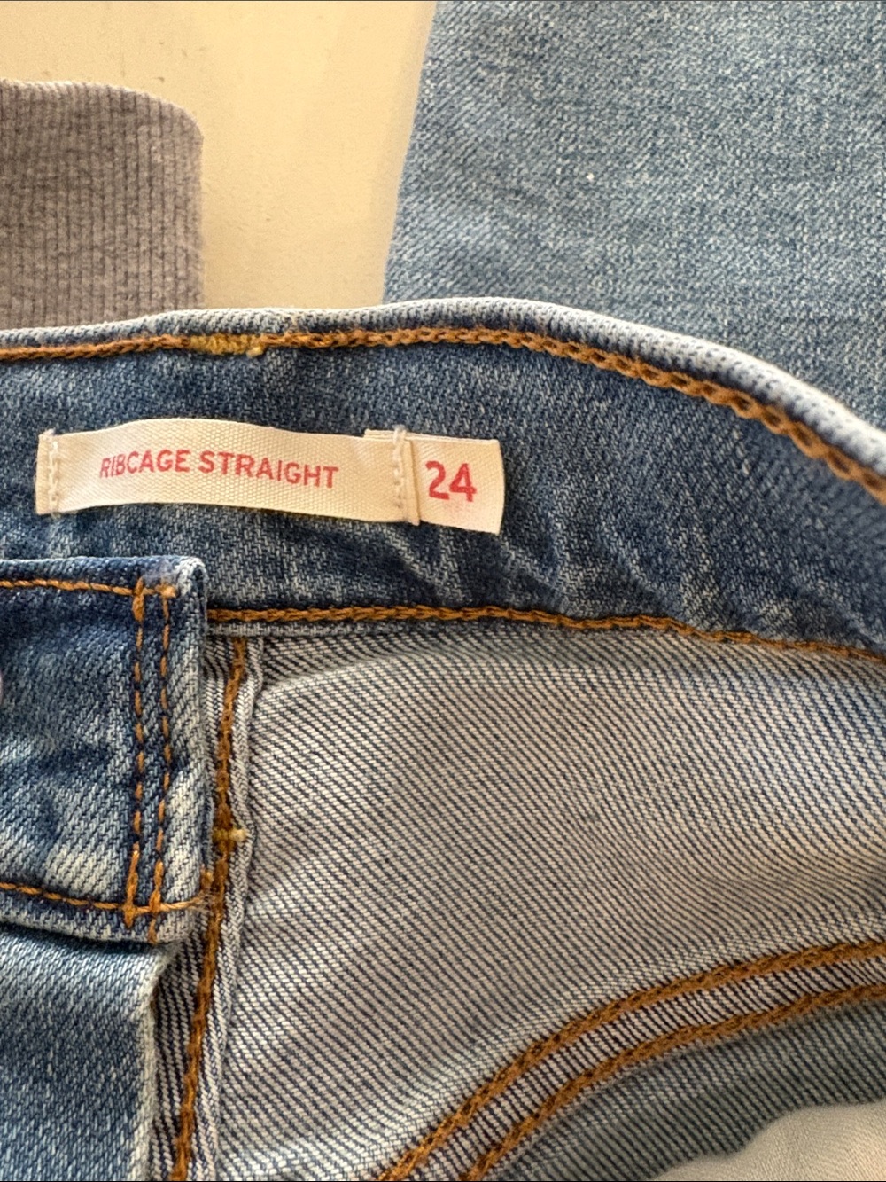 Levi’s Ribcage Straight Jeans - Picture 3 of 3